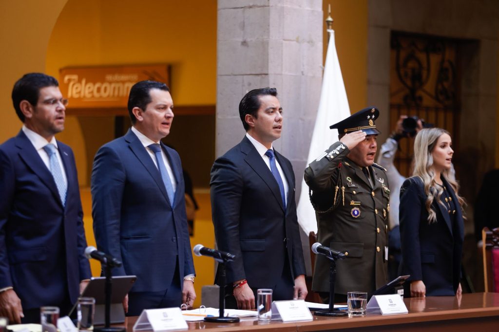 Imagen de Encabeza Felifer Macías sesión solemne de Cabildo con el Ejército Mexicano y Fuerza Aérea 12