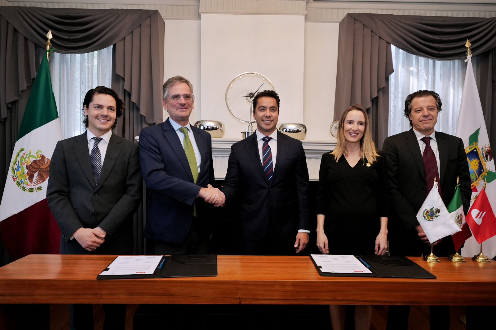 Imagen de Entregan Municipio de Querétaro y Banco Santander México mil becas para fortalecer la educación financiera de jóvenes 8