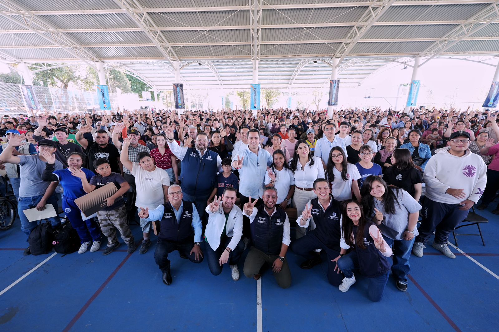 Imagen de Encabeza Felifer Macías entrega de computadoras portátiles del programa Conectados 2