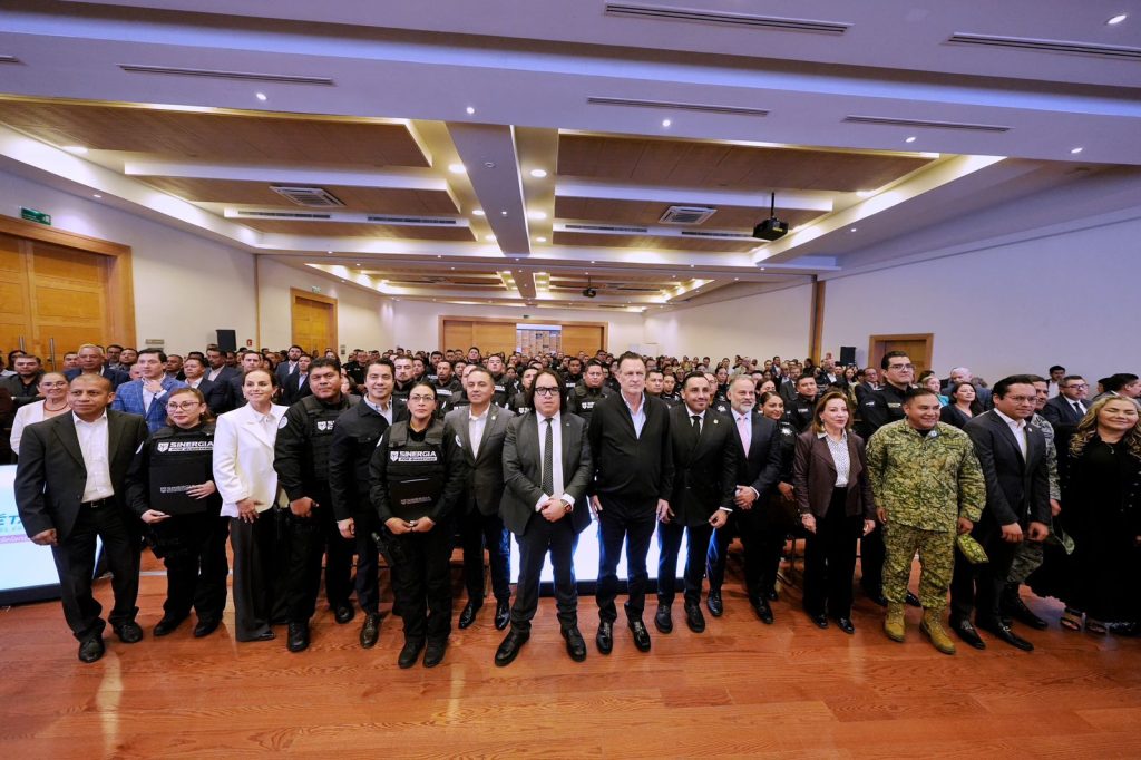 Imagen de Asiste Felifer Macías a la entrega de constancias del Curso de Profesionalización para la Acreditación de Competencias Investigativas 2