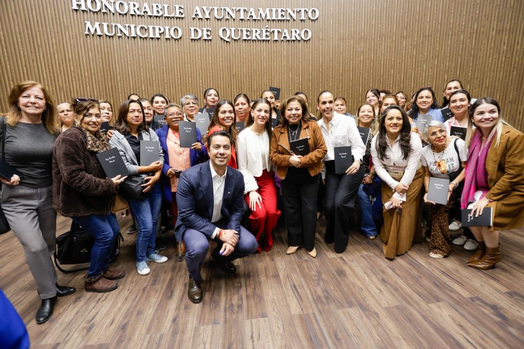 Imagen de Acude Felifer a ponencia y presentación del libro “Soy Cambio, Soy Yo”, de Andrea Domínguez 18