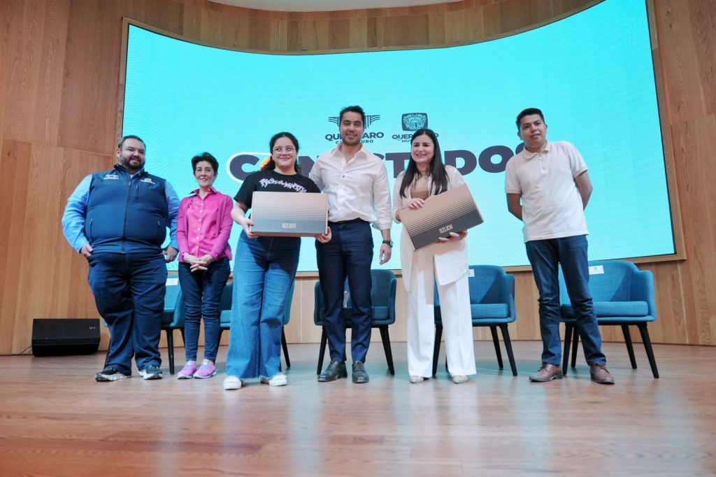 Imagen de Encabeza Felifer Macías entrega de computadoras portátiles del programa “Conectados” 14