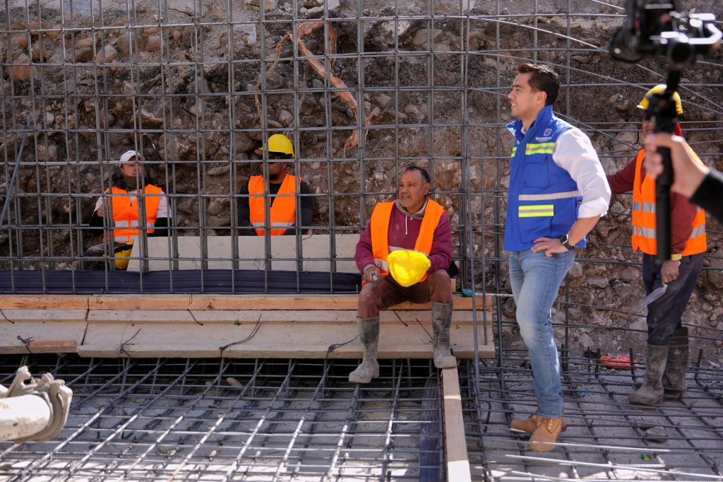 Imagen de Supervisa Felifer Macías obra hidrosanitaria y pluvial en la calle Obreros 10