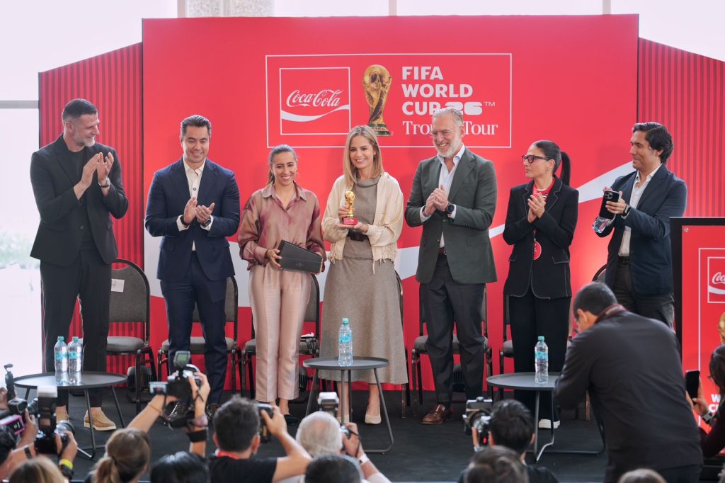 Imagen de Asiste Felifer Macías a la ceremonia inaugural del trofeo original de la Copa Mundial de la FIFA 22