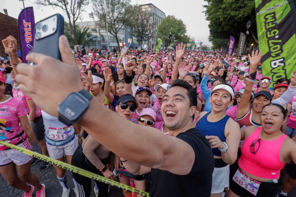 Imagen de Felifer Macías da banderazo de salida al Mujer Querétaro Medio Maratón 2026 12
