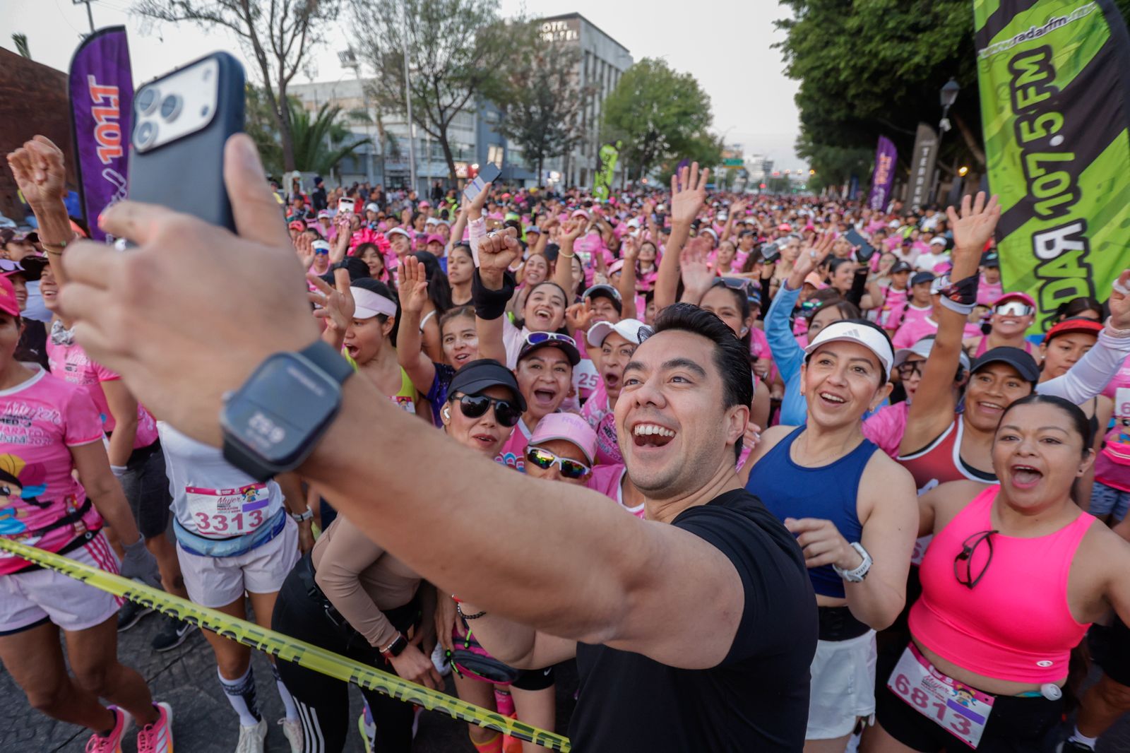 Imagen de Felifer Macías da banderazo de salida al Mujer Querétaro Medio Maratón 2026 7