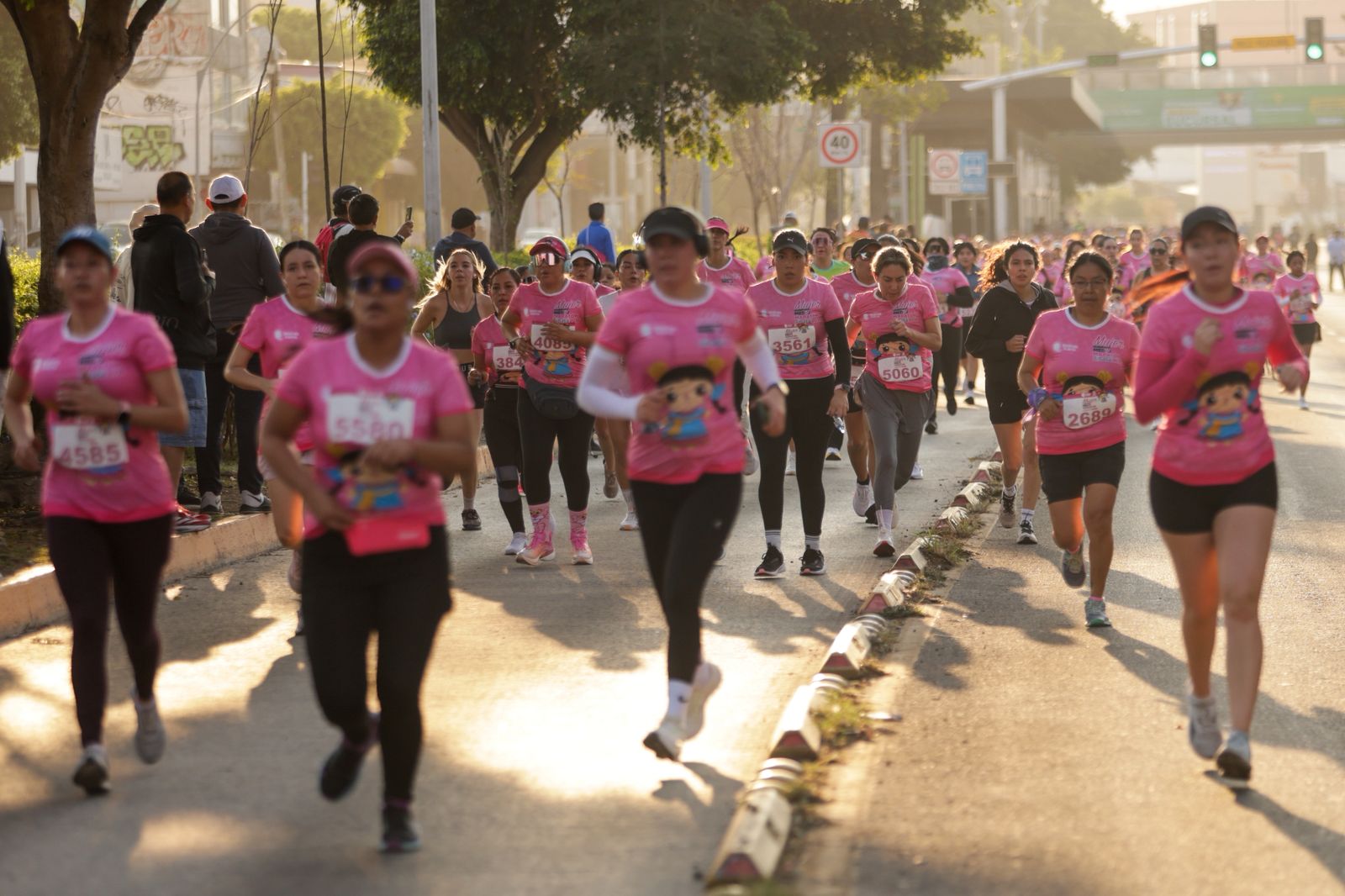 WhatsApp Image 2026-03-15 at 12.03.20 PM (9) Imagen de Felifer Macías da banderazo de salida al Mujer Querétaro Medio Maratón 2026 9