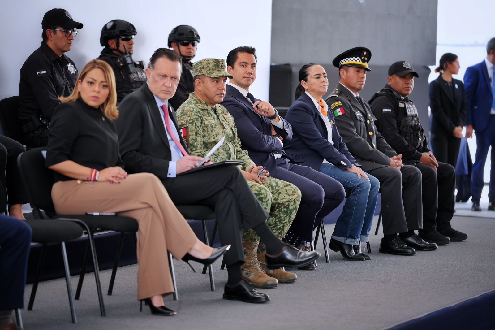 Imagen de Asiste Felifer Macías a la entrega del Mérito Policial 1