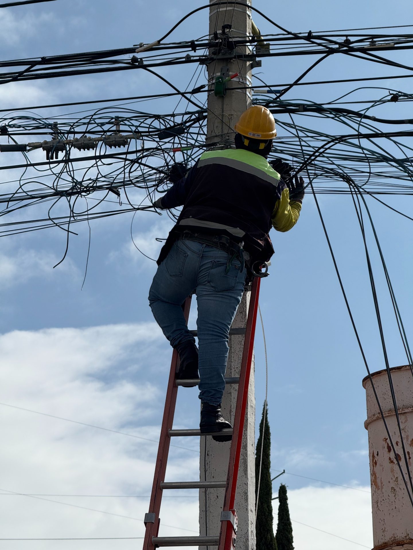 WhatsApp Image 2026-03-23 at 10.20.26 AM (1) Imagen de Impulsa Felifer Macías el retiro de cableado en desuso de las principales avenidas de la capital 3