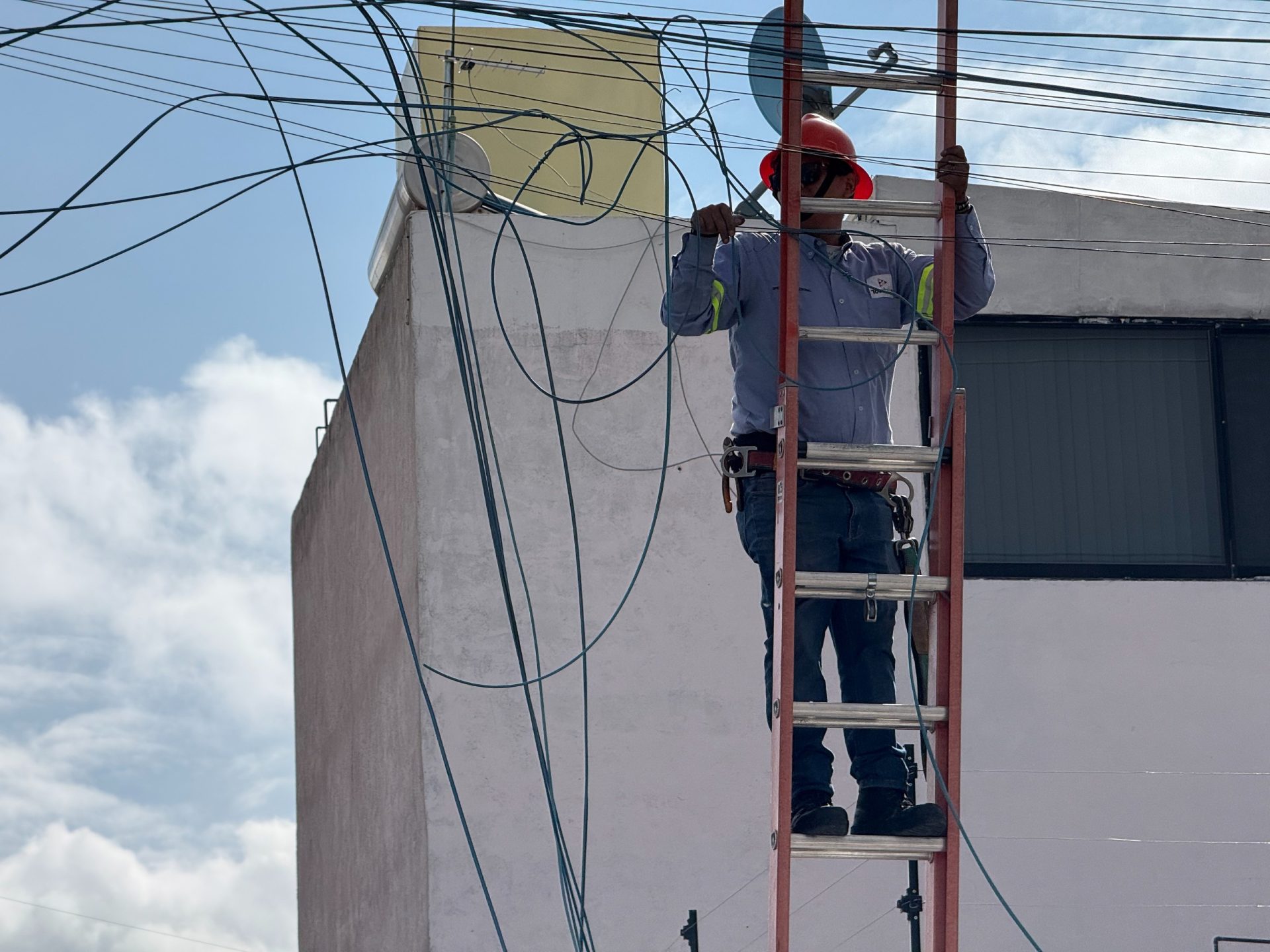 Imagen de Impulsa Felifer Macías el retiro de cableado en desuso de las principales avenidas de la capital 3