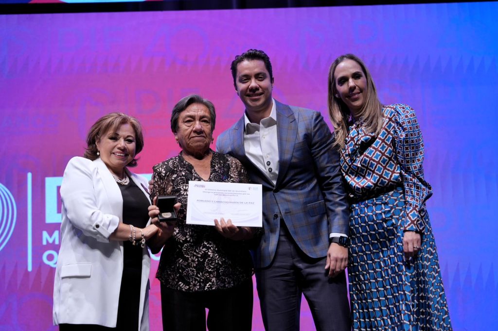 Imagen de Reconoce Felifer Macías 40 años del DIF como pilar para fortalecer a las familias queretanas 8