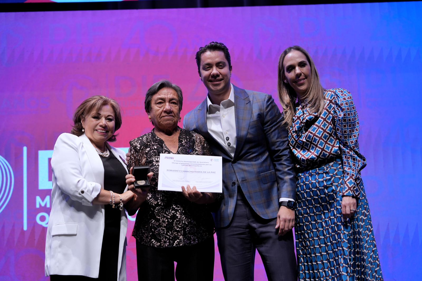 Imagen de Reconoce Felifer Macías 40 años del DIF como pilar para fortalecer a las familias queretanas 2