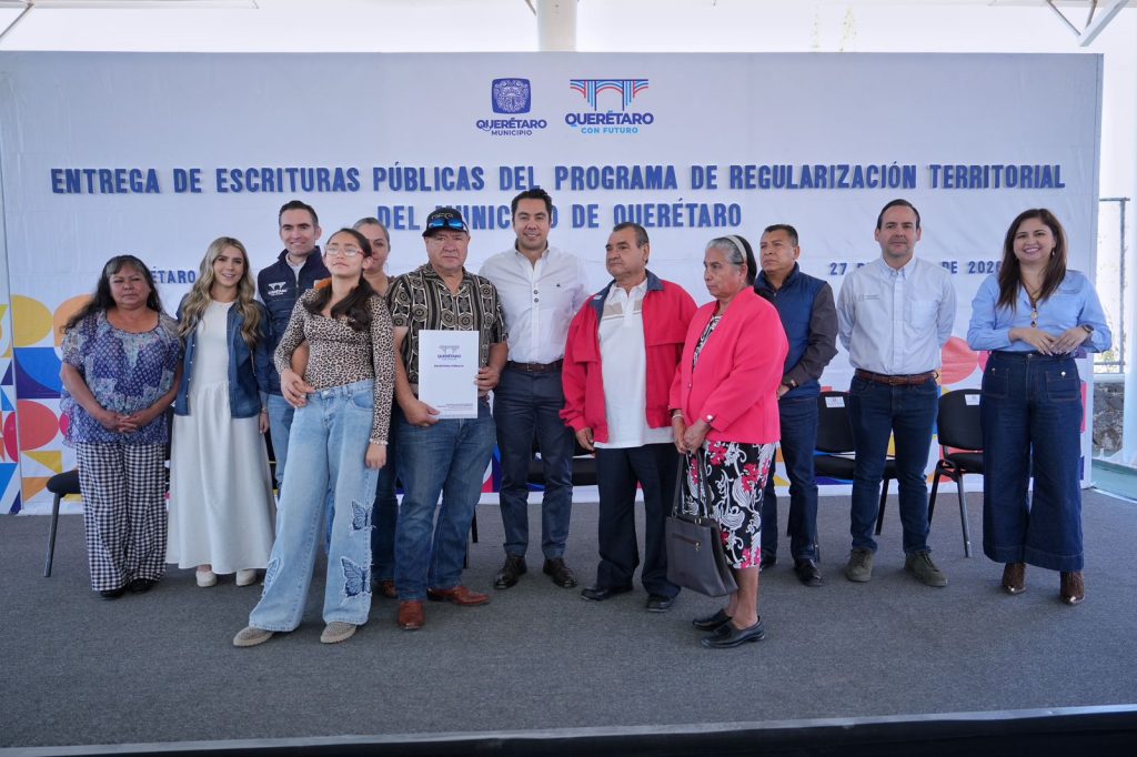 Imagen de Fortalece Felifer Macías la certeza jurídica a familias queretanas con la entrega de escrituras públicas 14