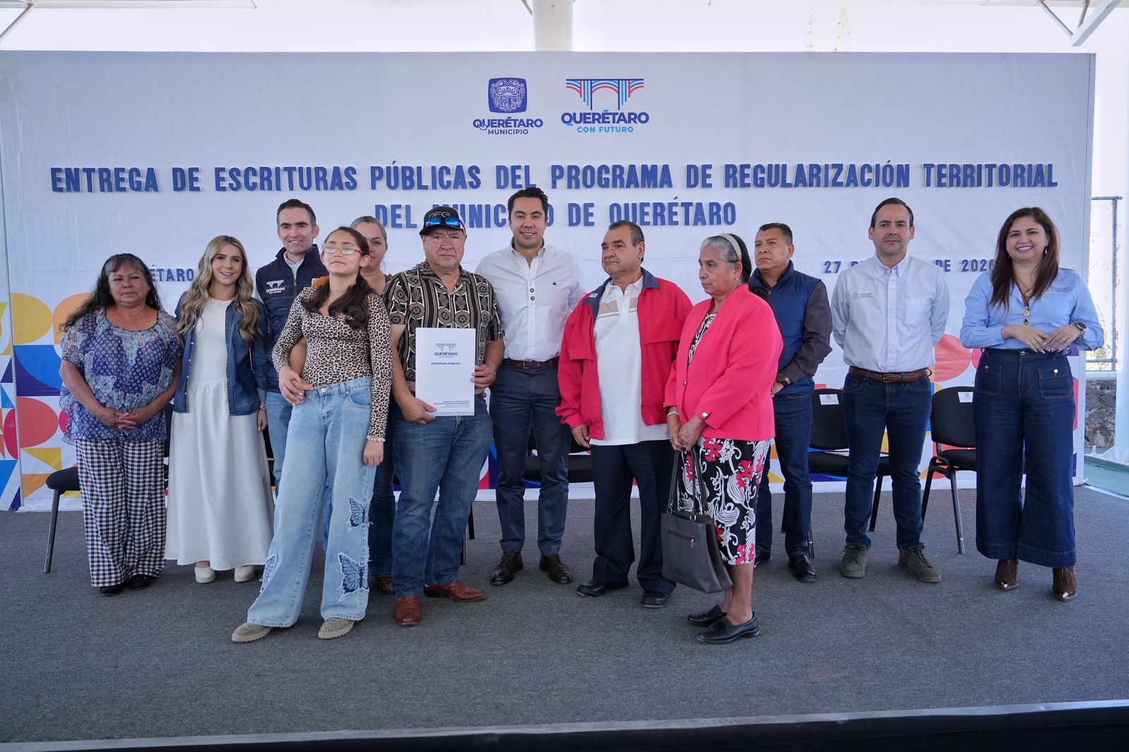 Imagen de Fortalece Felifer Macías la certeza jurídica a familias queretanas con la entrega de escrituras públicas 4