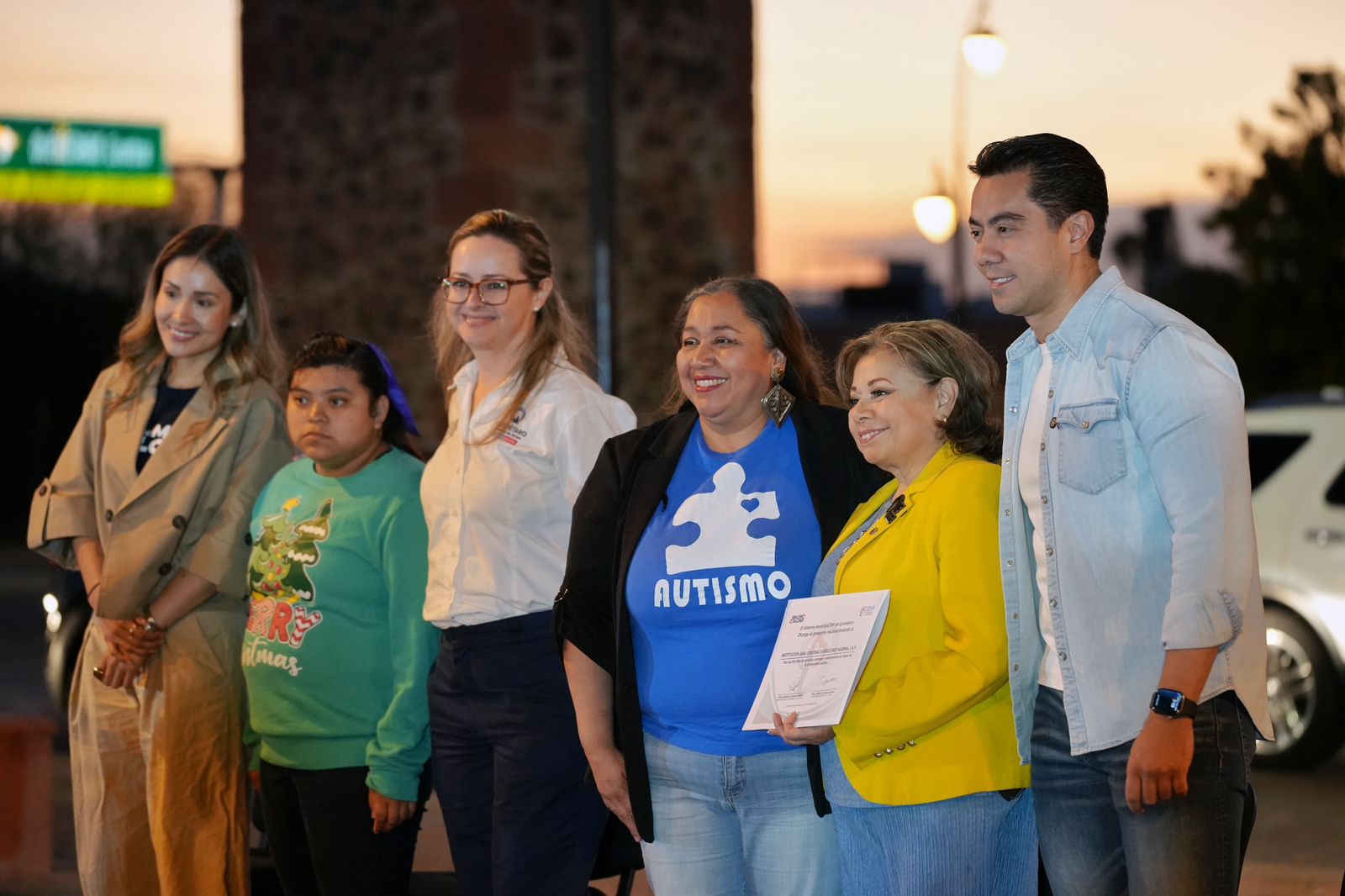 Imagen de Encabeza Felifer Macías encendido de los Arcos por la concientización del autismo 6