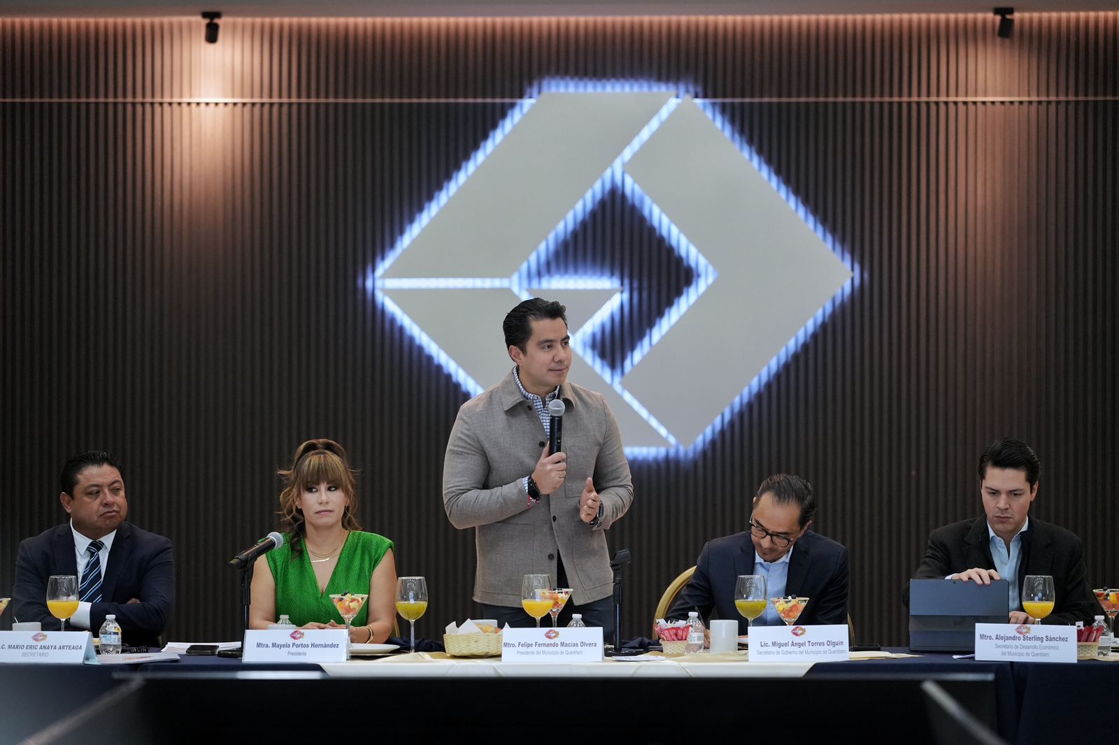 Imagen de Asiste Felifer Macías a la VI Asamblea Ordinaria de la FECAPEQ 5