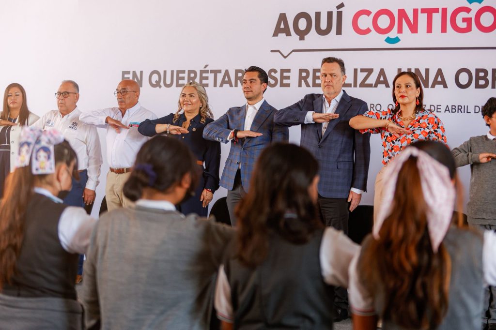 Imagen de Acude Felifer Macías a la ceremonia de honores a la bandera y entrega de obra en la colonia Sauces 12