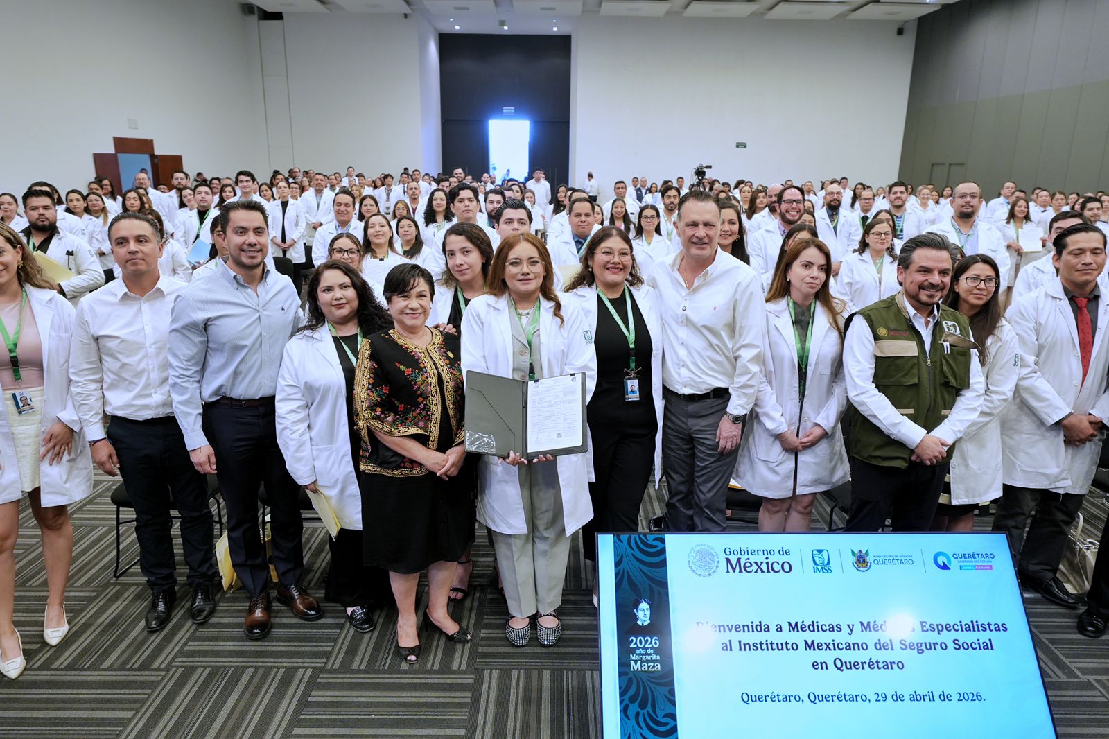 WhatsApp Image 2026-04-29 at 2.17.47 PM Imagen de Acompaña Felifer Macías al gobernador a la bienvenida a médicas y médicos especialistas al IMSS en el Estado de Querétaro 6