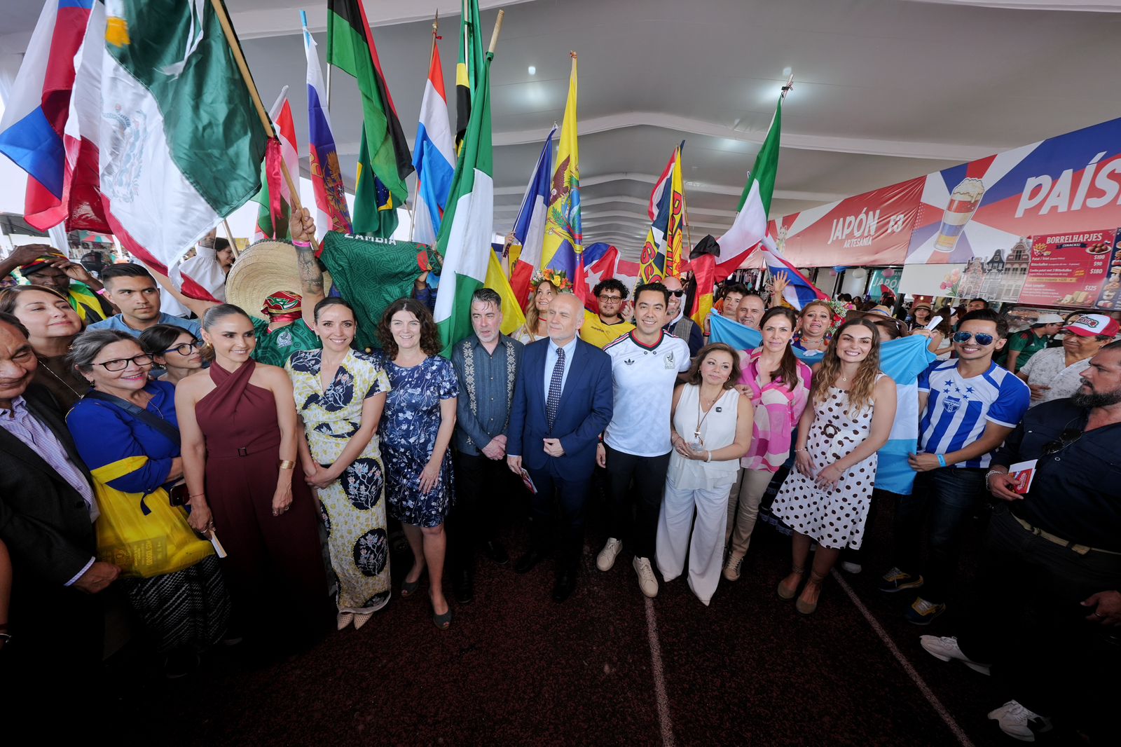 Imagen de Inaugura Felifer Macías Festival de Comunidades Extranjeras edición pambolera 1