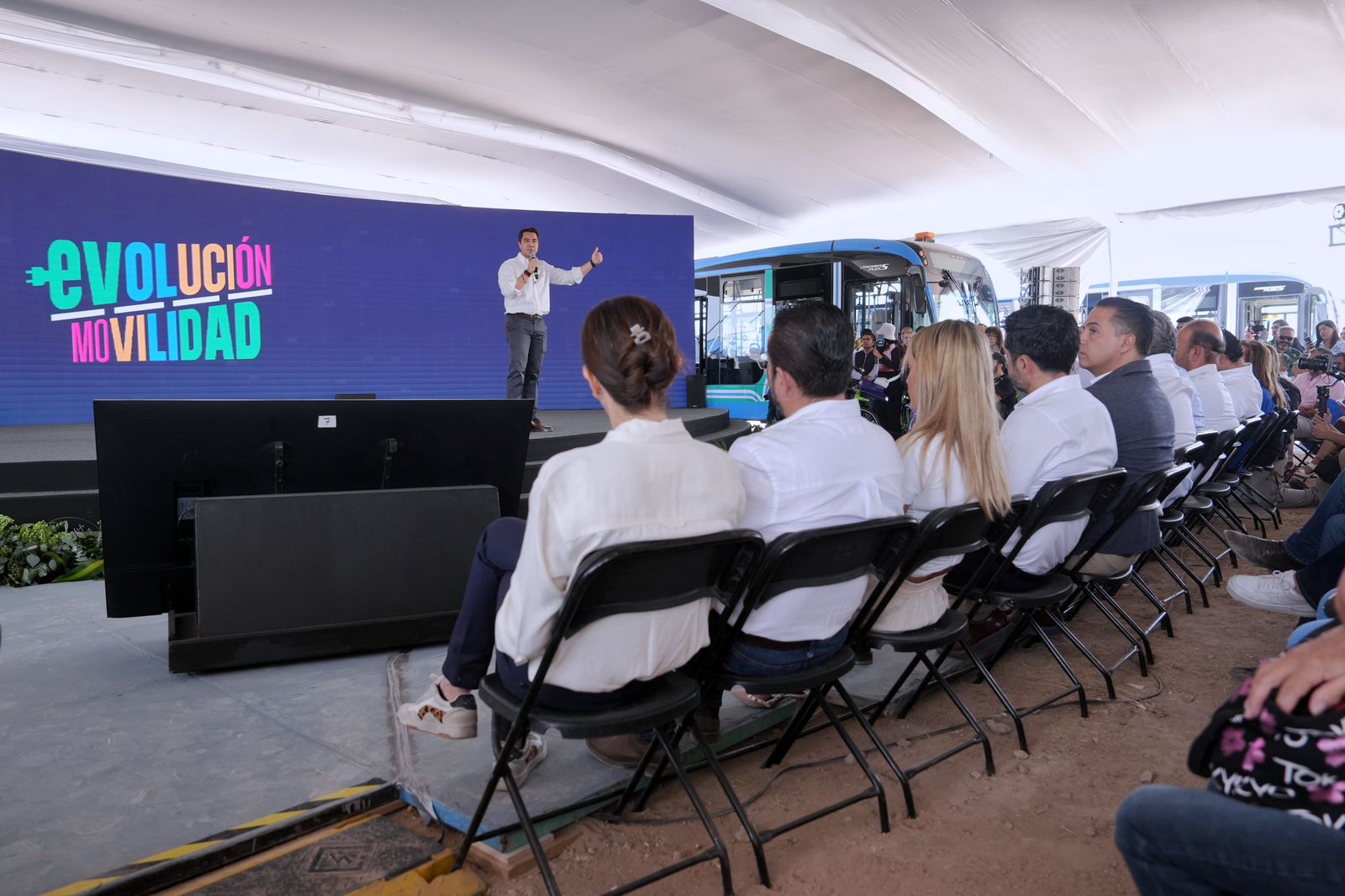 Imagen de Fomenta Felifer Macías opciones sustentables de transporte con Qrobici y Eqrobus 8