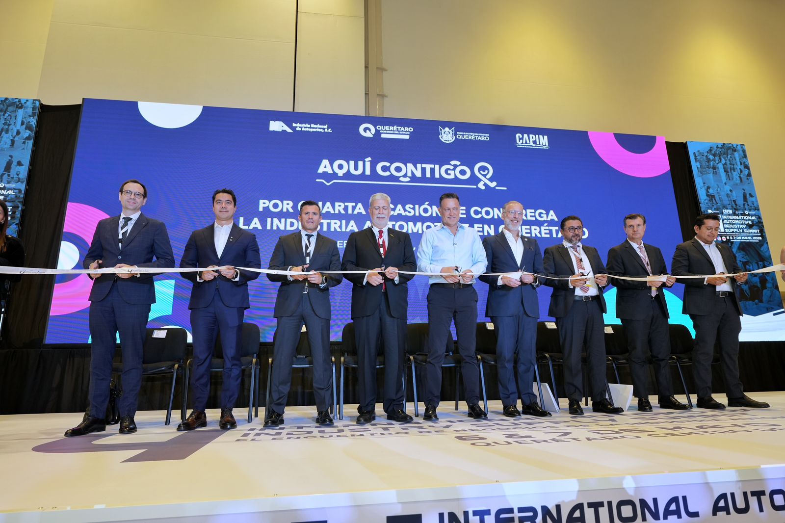 Imagen de Acompaña Felifer Macías al gobernador durante el International Automotive Industry Supply Summit 6