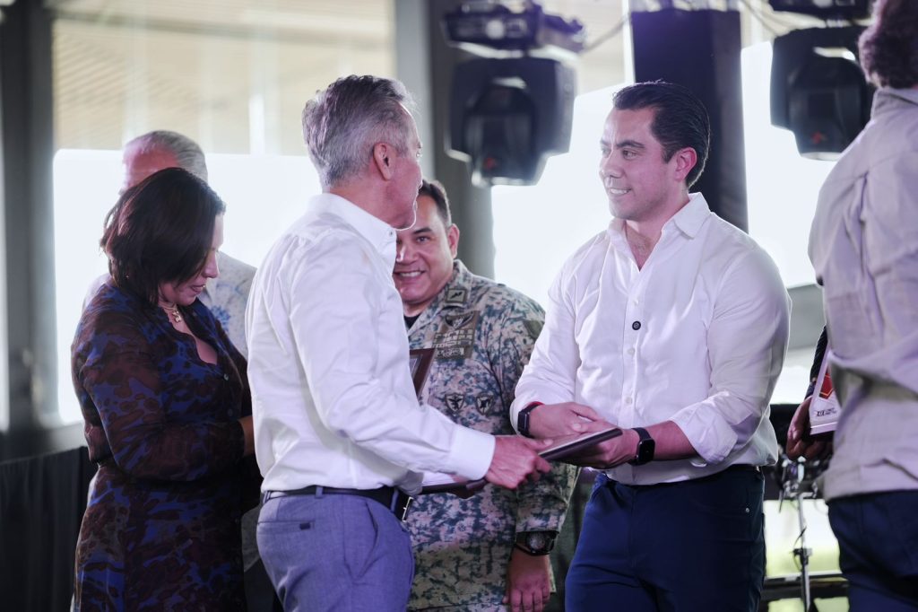 Imagen de Reconoce Felifer Macías aportación de la industria de la construcción al desarrollo de Querétaro 24