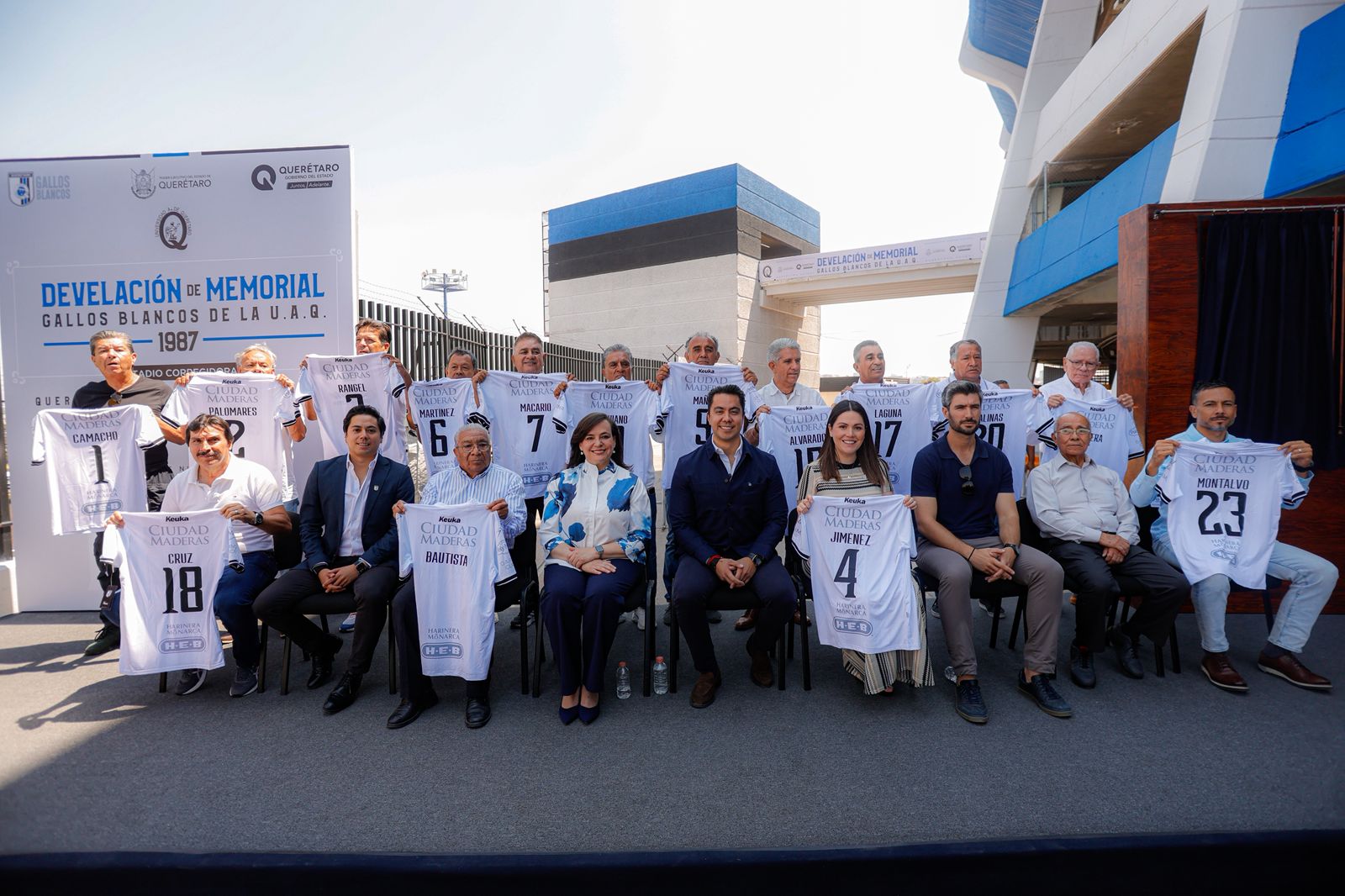 Imagen de Encabeza Felifer Macías develación del Memorial Gallos Blancos de 1987 6