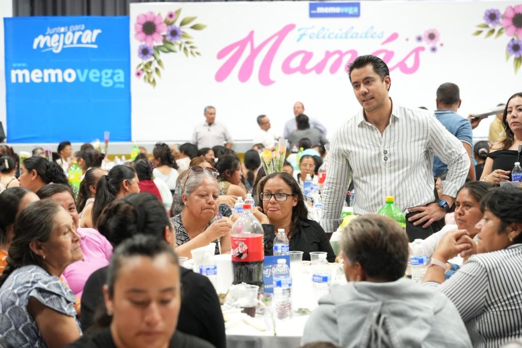 Imagen de Asiste Felifer Macías al tradicional festejo del Día de las Madres en San Juan del Río 16