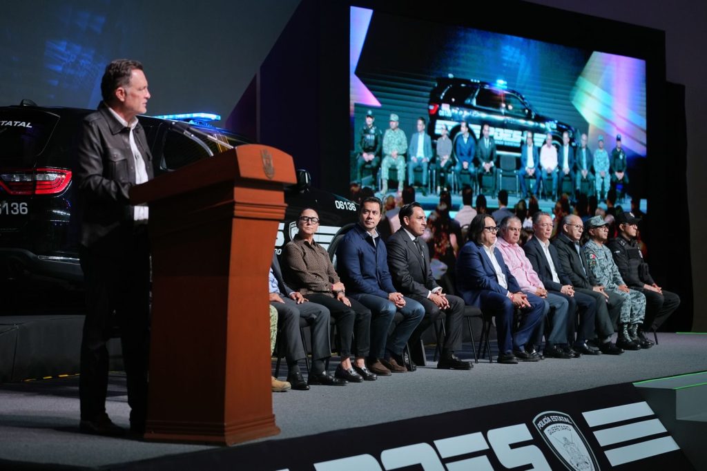 Imagen de Acompaña Felifer Macías entrega de nuevas patrullas para fortalecer la seguridad en Querétaro 14