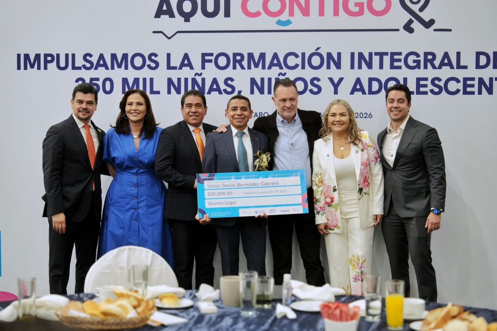 Imagen de Reconoce Felifer Macías la labor de los maestros para formar mejores generaciones 24