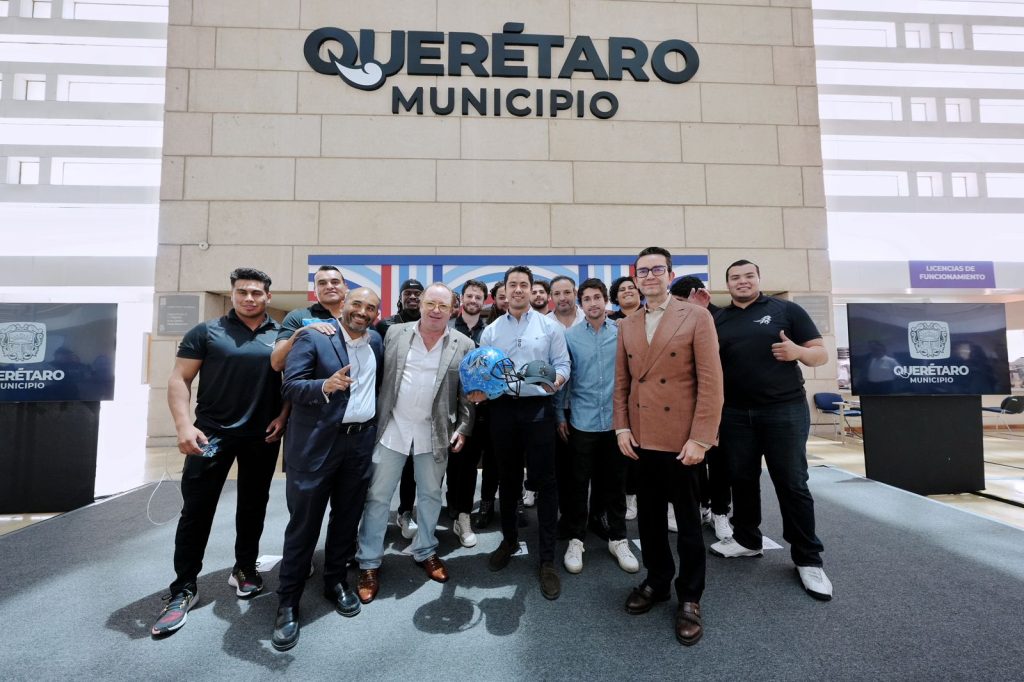 Imagen de Realiza Felifer Macías encuentro con el equipo profesional de fútbol americano Gallos Negros 2