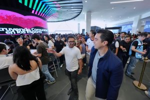 Imagen de Asiste Felifer Macías al intercambio de estampas de la Copa del Mundo 2026 48