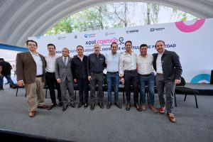 Imagen de Asiste Felifer Macías a la entrega de escrituras públicas 3