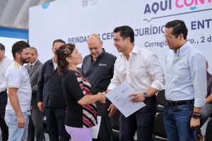 Imagen de Asiste Felifer Macías a la entrega de escrituras públicas 1