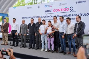 Imagen de Asiste Felifer Macías a la entrega de escrituras públicas 2