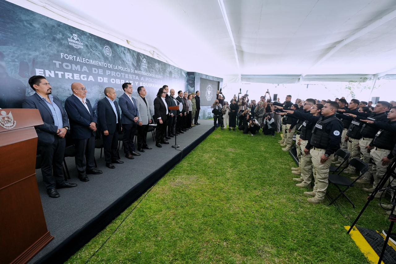 Imagen de Asiste Felifer Macías a la toma de protesta, entrega de obras y equipamiento para el fortalecimiento de la Policía de Investigación del Delito 3