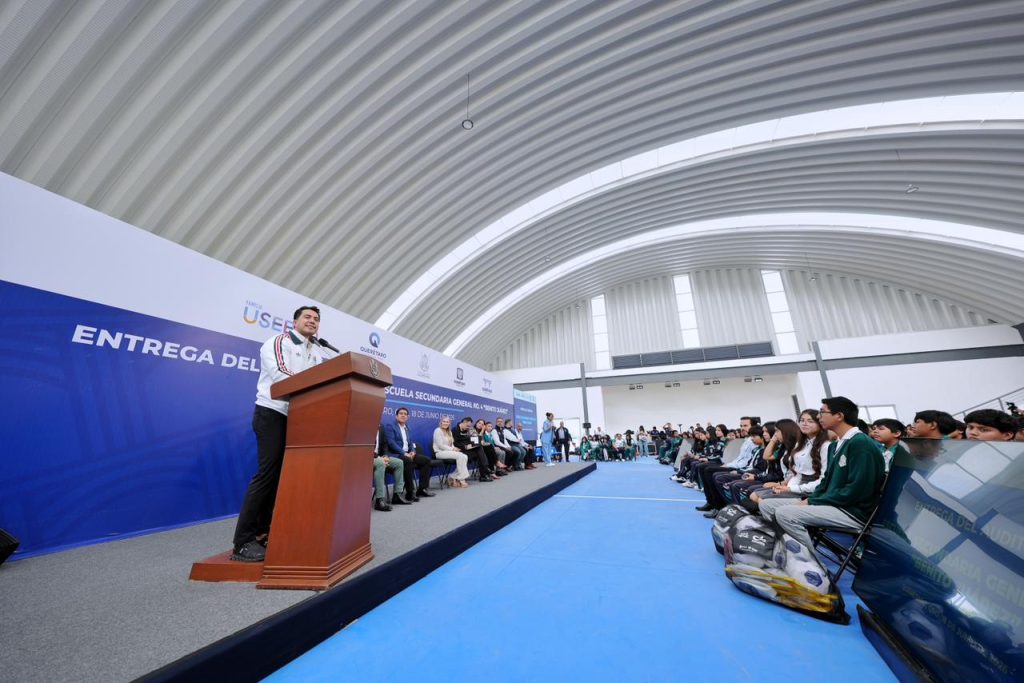 Imagen de Encabezan Felifer Macías y Mauricio Kuri la entrega del Auditorio en la Escuela Secundaria General No. 4 “Benito Juárez” 14