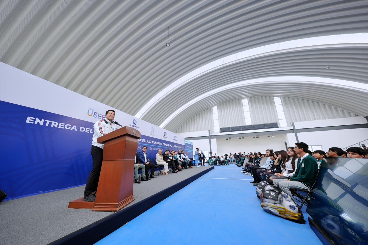 Imagen de Encabezan Felifer Macías y Mauricio Kuri la entrega del Auditorio en la Escuela Secundaria General No. 4 “Benito Juárez” 5