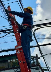 Imagen de Continua el retiro de cableado en desuso de las principales avenidas de la capital 33
