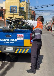 Imagen de Continua el retiro de cableado en desuso de las principales avenidas de la capital 32