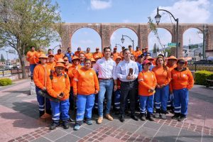 Imagen de Este premio nos llena de orgullo y nos compromete a seguir haciendo las cosas bien: Felifer Macías 34