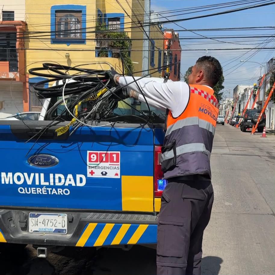 Imagen de Continua el retiro de cableado en desuso de las principales avenidas de la capital 3