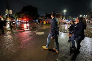 Imagen de Supervisa Felifer Macías atención por lluvias en Villas de Santiago 34