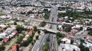 Imagen de Se implementan ajustes viales temporales en Bernardo Quintana por obra federal del tren México–Querétaro 3