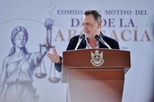 Imagen de Acompaña Felifer Macías a Mauricio Kuri en la conmemoración del Día de la Abogacía 3