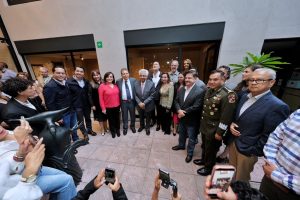 Imagen de Asiste Felifer Macías a la inauguración de las oficinas del periódico Plaza de Armas 3